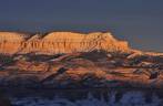 O solo amarelado, ainda mais realçado pela luz de fim de tarde, no Bryce Canyon National Park, em Utah, nos Estados Unidos